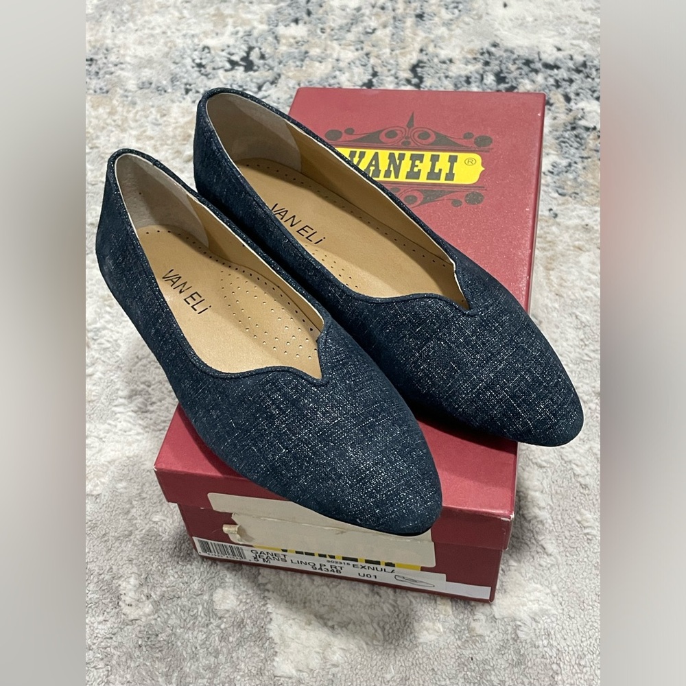 New in Box VANELI Ganet Jeans Flat Size 5M